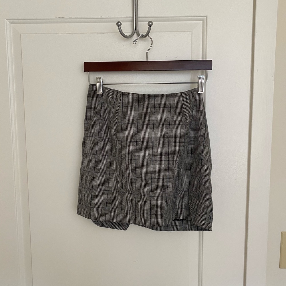 Cute plaid miniskirt with back bow detailing